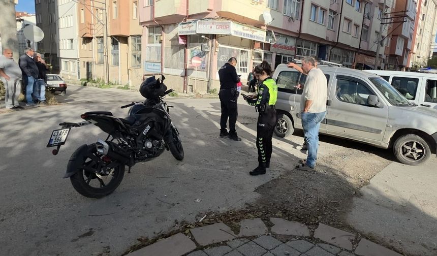 Hafif ticari araç ile motosiklet çarpıştı: 1 yaralı
