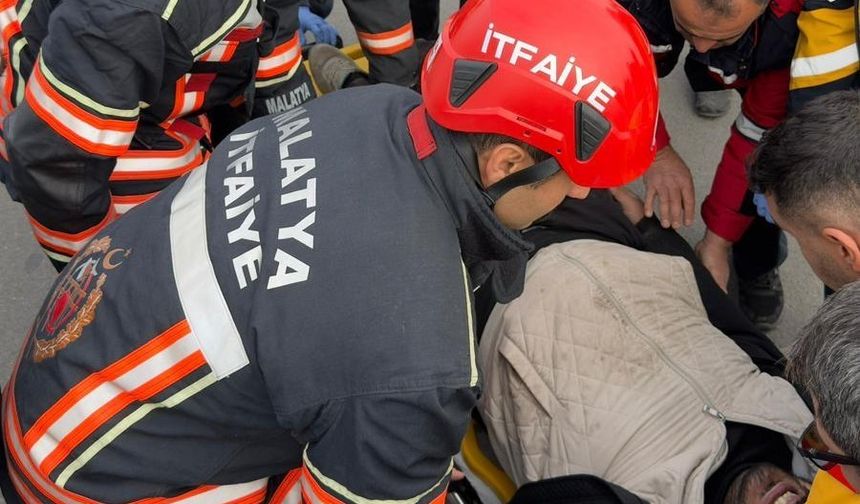 Kamyonet ile kamyon çarpıştı: 1 yaralı