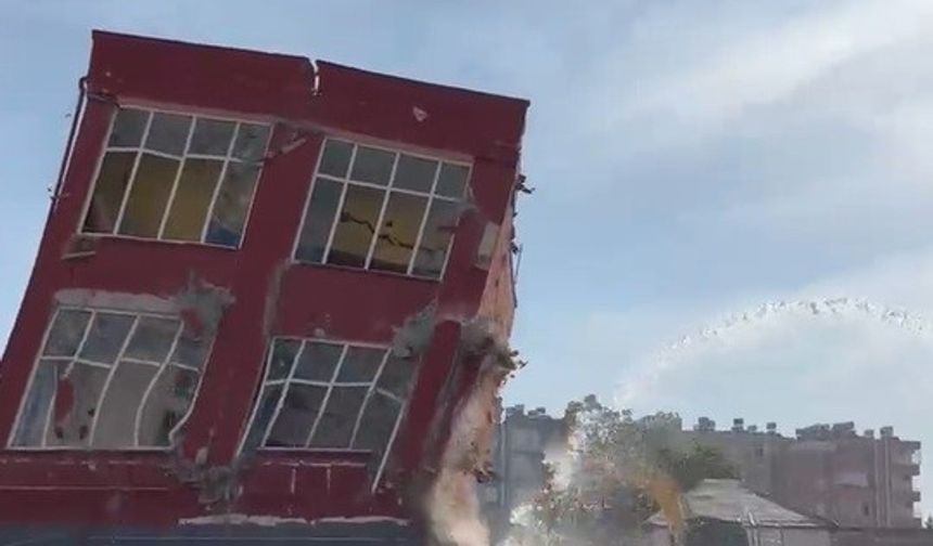 2 katlı bina titreşimle yıkıldı