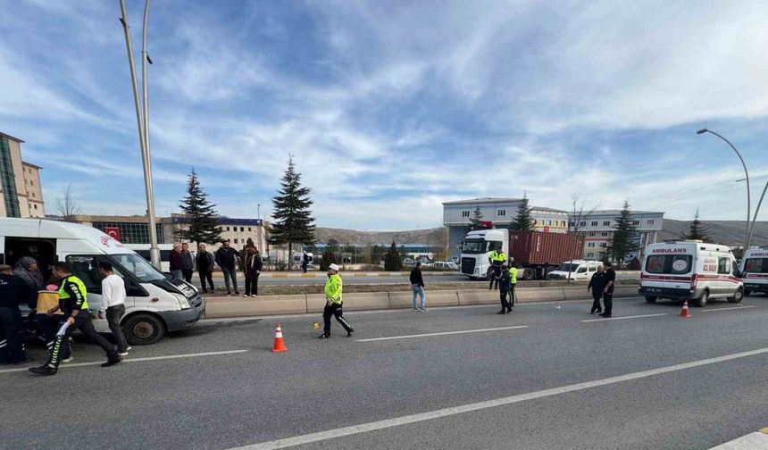 Minibüsün çarptığı yaşlı adam yaralandı