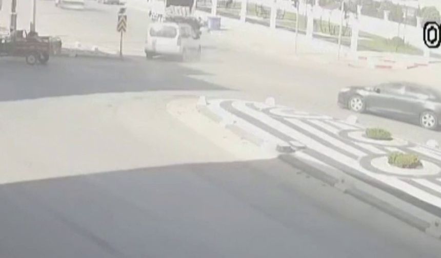 Motosiklet sürücüsünün saniyelerle ölümden döndüğü kaza kamerada