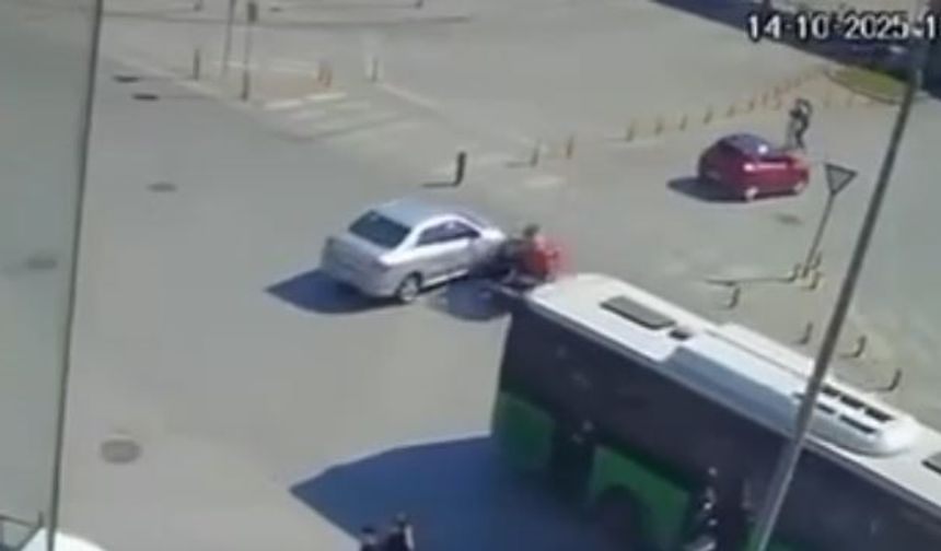 Otomobil motosiklet ile çarpıştığı kaza güvenlik kamerasına yansıdı
