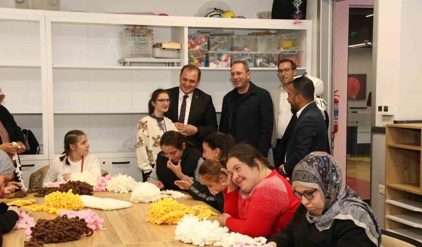 Özel kız öğrencilerinin el emeği atkıları, sevgi evlerindeki çocukları ısıttı