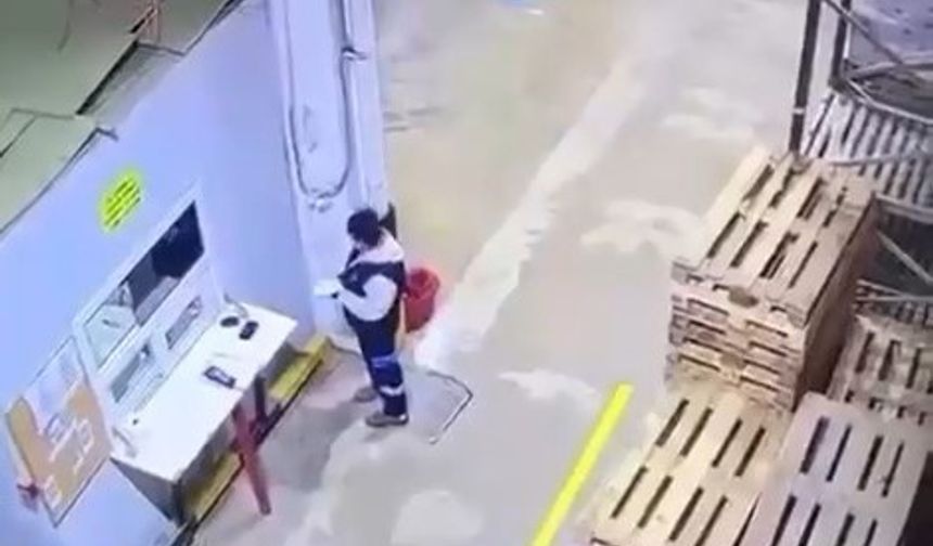 Paletlerin altında kalmaktan son anda kurtuldu