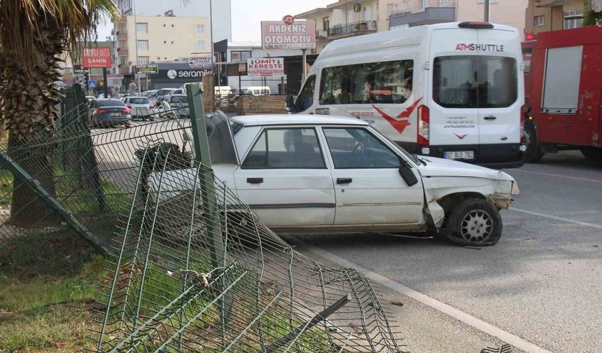 Yoldan çıkan otomobil bariyerlere çarparak durabildi