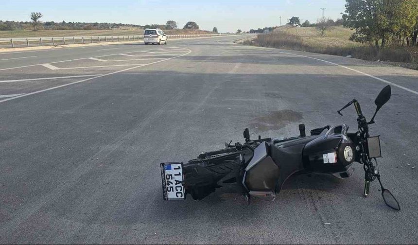 Seyir halindeki motosiklet önüne çıkan köpeğe çarptı: 2 yaralı