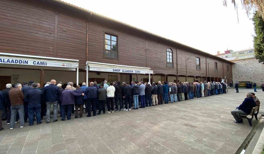Sinop’ta çöp kamyonunun çarptığı kadın toprağa verildi