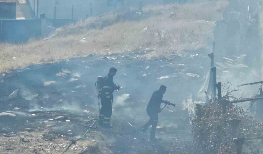 Boş arazideki odun ve lastikler yandı