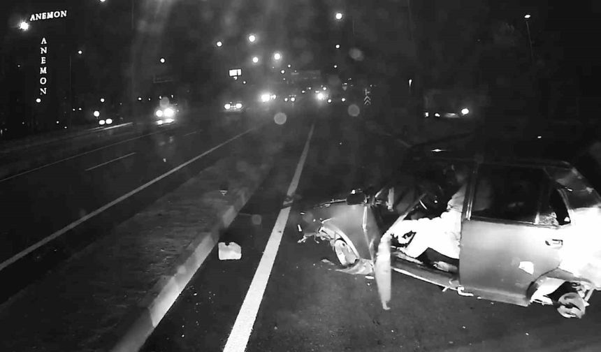 Karşı şeride geçip panelvan minibüs ve motosiklete çarptı