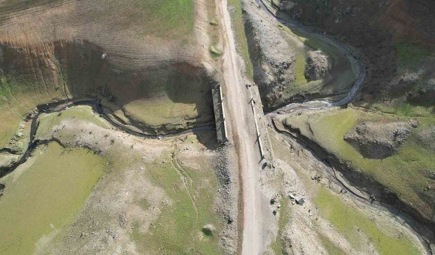 Su seviyesi düşen barajda tarihi yolun kalıntıları gün yüzüne çıktı