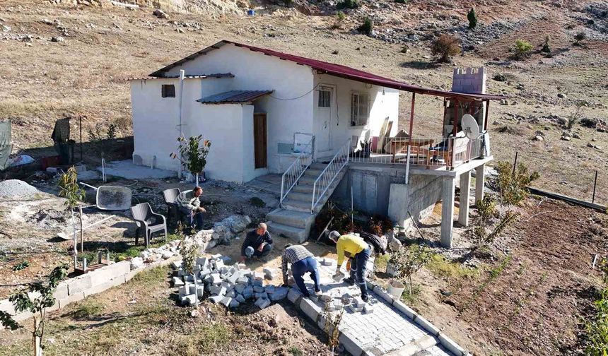 Tarsus'ta engelli bireyin güvenliği için parke çalışması