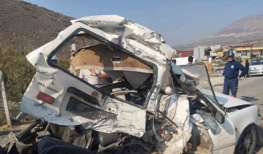 Tır, ışıkta bekleyen 5 aracı biçti