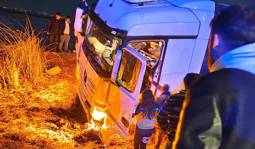 Tır tarlaya uçtu: 2 yaralı