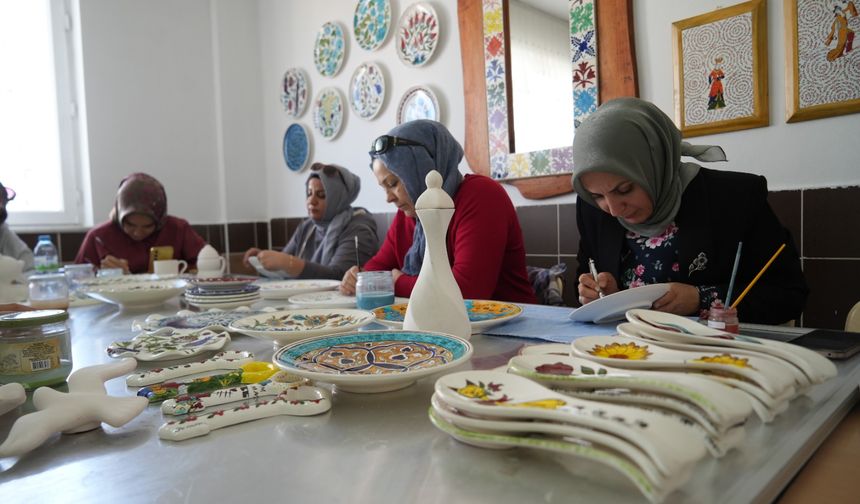Niğde'de renklerin ve motiflerin buluştuğu çini atölyesine büyük ilgi