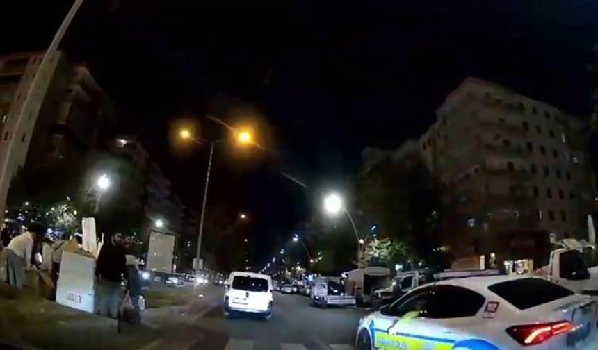 Yere düşen çocuğun hastaneye yetiştirilebilmesi için polis sıkışık trafiği açtı