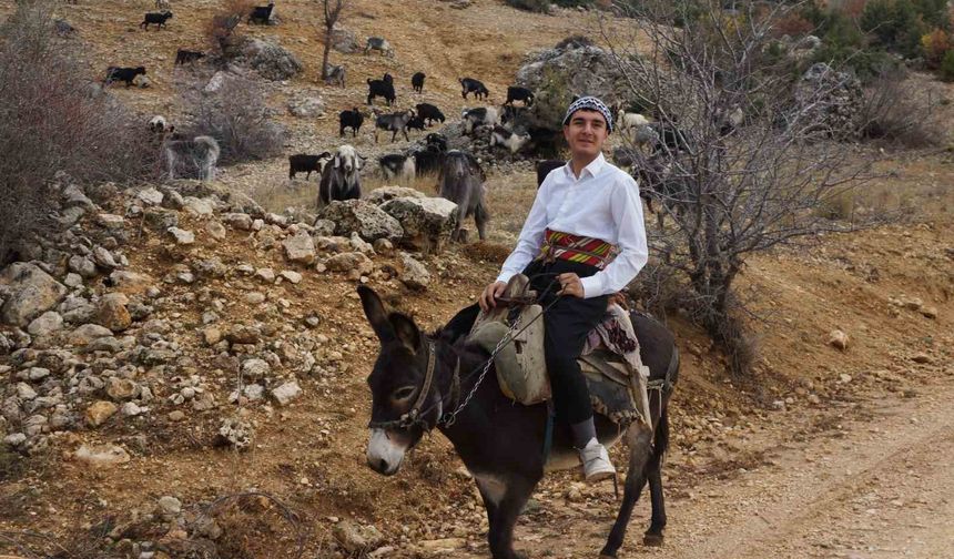 18 yaşındaki Yusuf söylediği manilerle ilgi odağı oldu