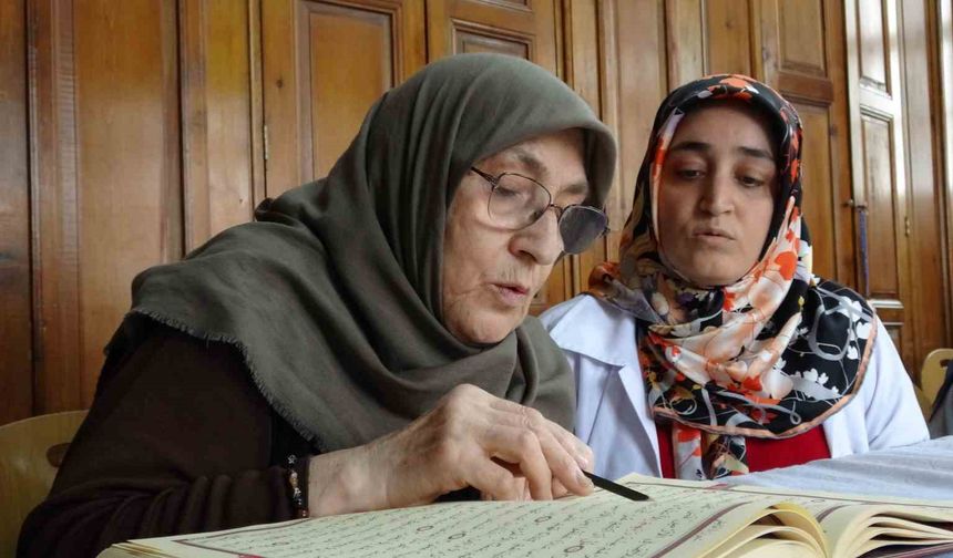 75 yaşındaki Fatma teyzenin Kur'an-ı Kerim öğrenme azmi