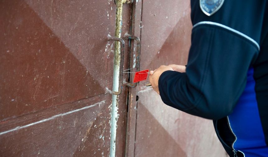 Depoda kokmuş 25 kasa tavuk ele geçirildi