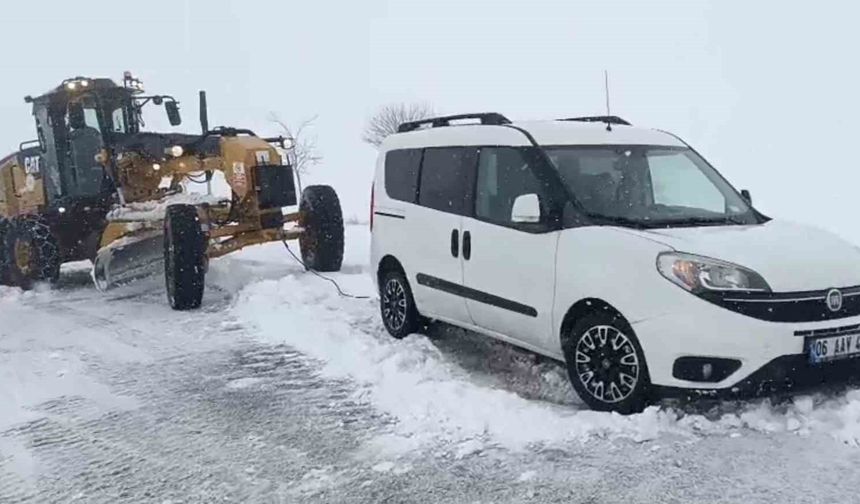 Yoğun kar yağışı nedeniyle yolda mahsur kalan araçlar kurtarılıyor