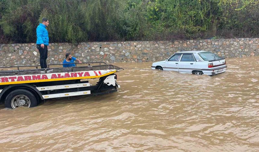 Alanya-Antalya karayolunda araçlar mahsur kaldı