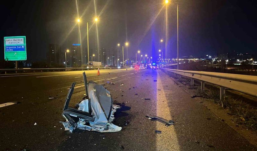 Otomobil tırın altına girdi: 2 ölü 1 ağır yaralı