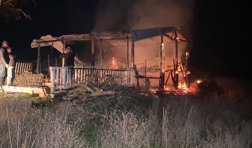 Benzinle mangal yakma girişimi bağ evini küle çevirdi