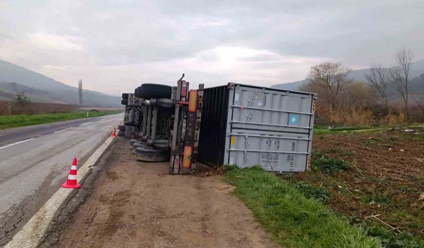 Devrilen tırın sürücüsü yaralandı