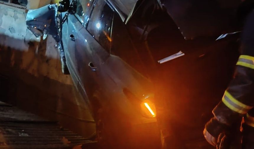 Bina duvarına çarpan otomobilin sürücüsü yaralandı