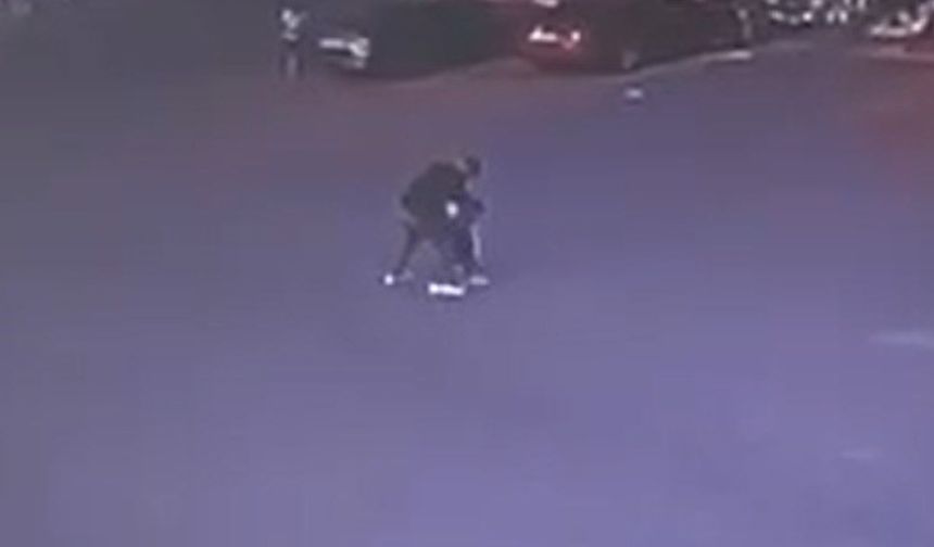 Boşanma aşamasındaki eşini sokak ortasında 12 yerinden bıçakladı