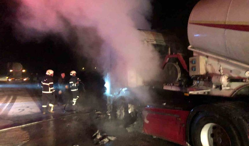 Tır yanarak kullanılmaz hale geldi