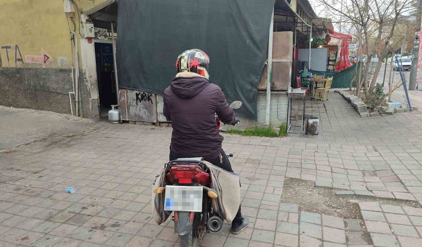 Ceza yedi, kaskı başına geçirerek motosiklet sürücülerine uyarıda bulundu