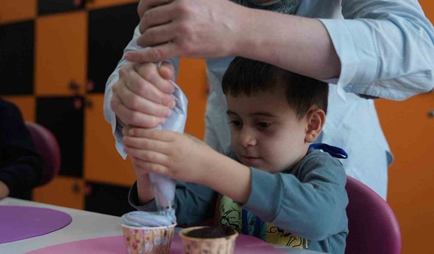 Çocuk üniversitesi minik öğrencileri ağırladı