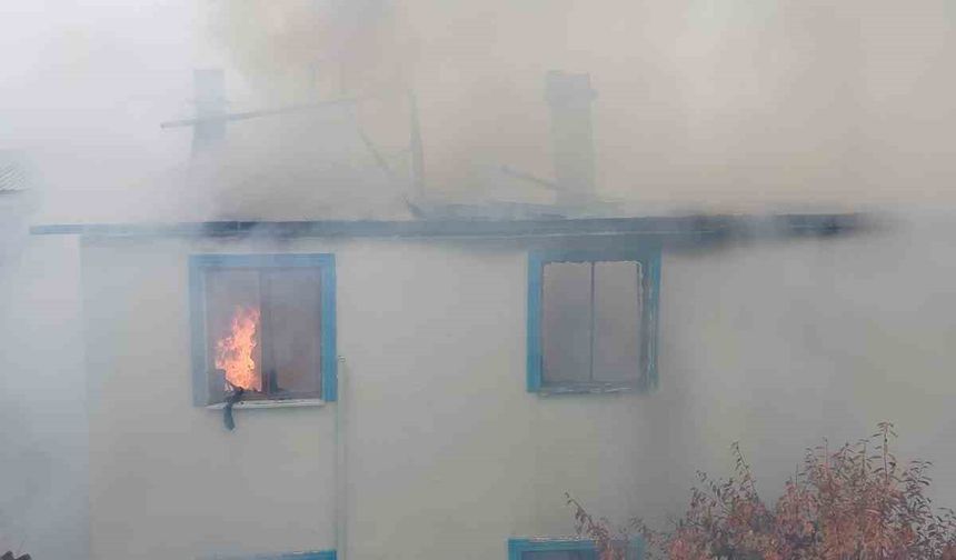 Alev alev yanan ev kullanılmaz hale geldi