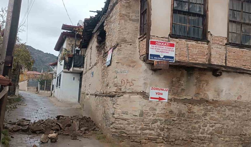 Metruk kerpiç binanın duvarı çöktü