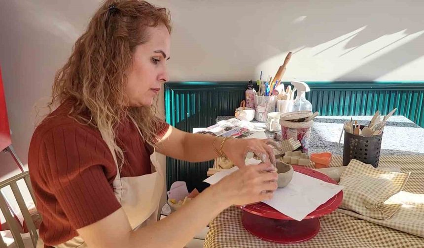 Depremde yaşadıklarını unutmak için sanata yöneldi