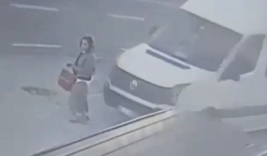 Dolmuş bekleyen kadın minibüsün altında böyle kaldı