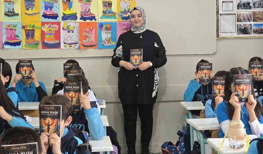 Ekran bağımlılığı haberinin etkisinde kaldı, kitap yazarak öğrencilerine yol gösterdi