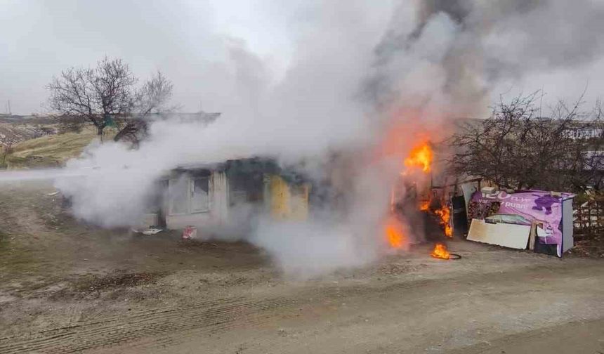 Odunluk deposunda yangın