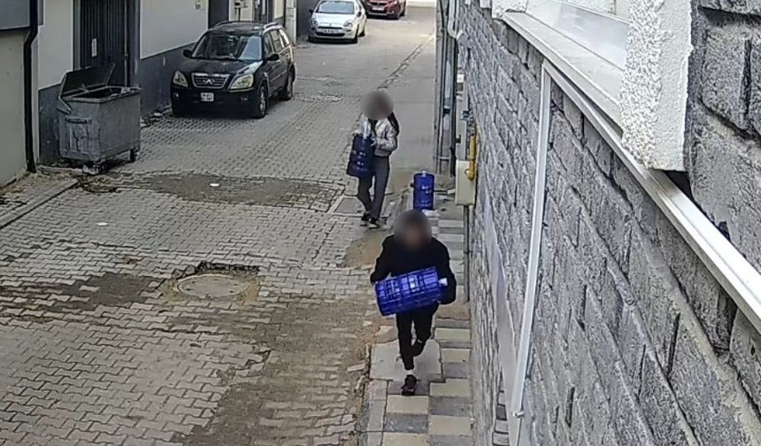 2 çocuk apartman önündeki damacanaları çaldı