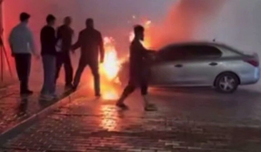 Park halindeki otomobil alev alev yandı