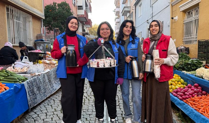 Gönüllü gençlerden pazar esnafına sıcak ikram