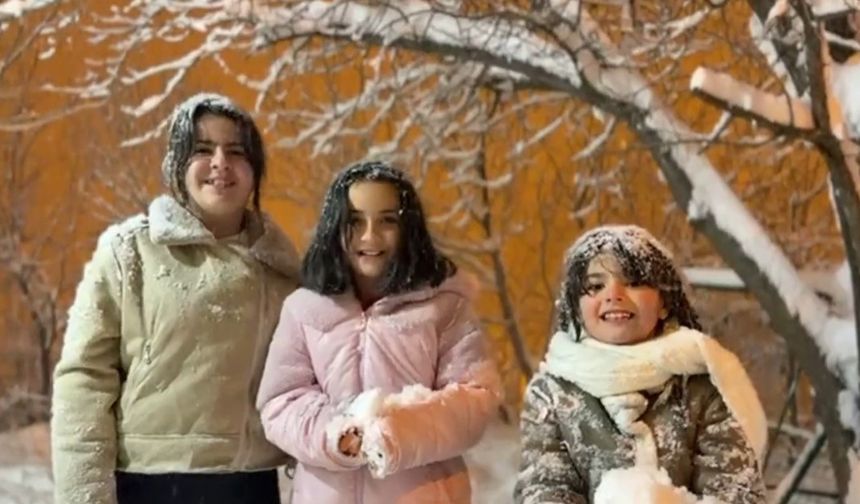 Hakkari'de yoğun kar yağışı en çok çocukları sevindirdi