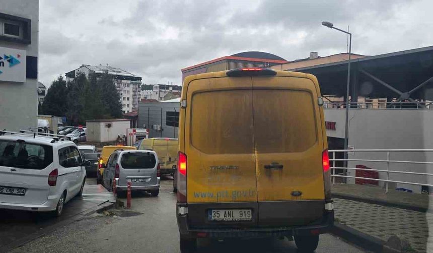 Her sabah trafiği felç eden PTT kargo araçları sürücüleri çileden çıkarıyor