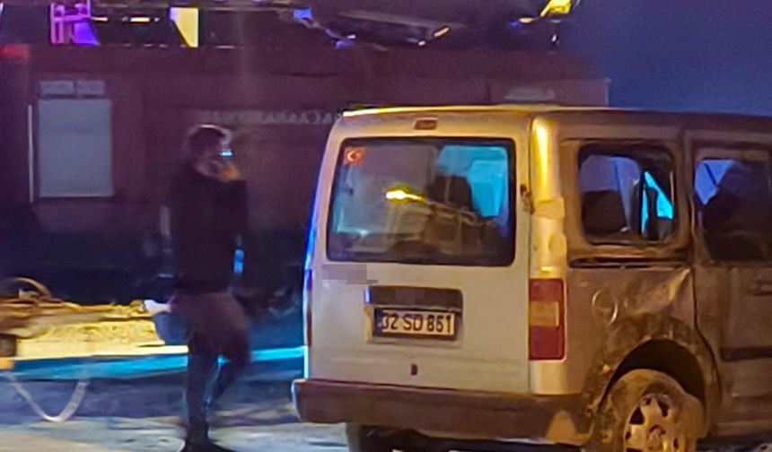 Kontrolden çıkan hafif ticari araç devrildi: 2 yaralı