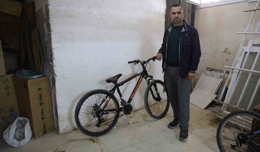 Kameralara yakalanan bisiklet hırsızına nasihat etti