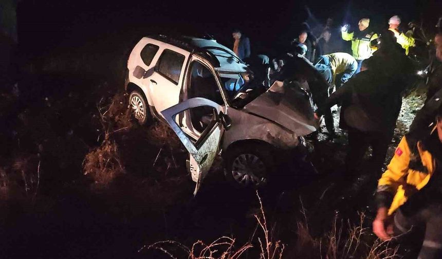 Kamyonla çarpışıp şarampole devrilen otomobil sürücüsü hayatını kaybetti