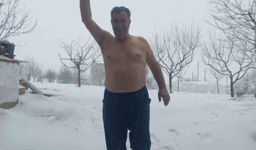 Kar sevinciyle üstsüz dışarı çıktı