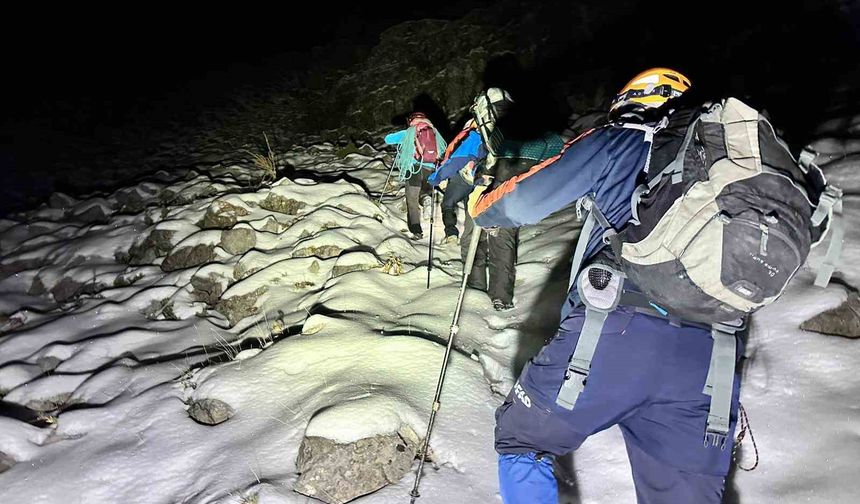Karla kaplı dağa tırmanıp mahsur kalan 3 arkadaş kurtarıldı