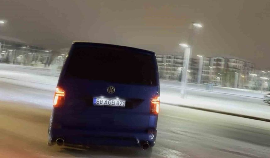 Karlı yolda drift atan sürücülerin tehlikeli anları kamerada