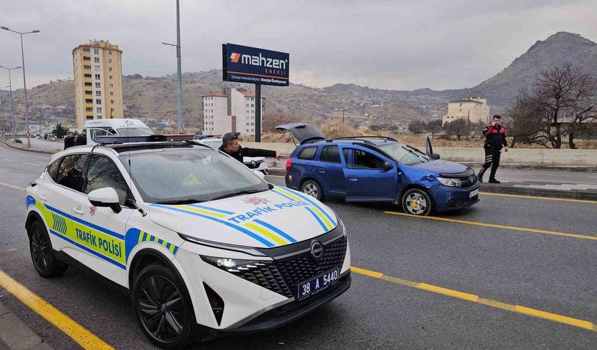 3 polis aracına çarparak kaçan şüpheli araç lastiklerine ateş edilerek yakalandı